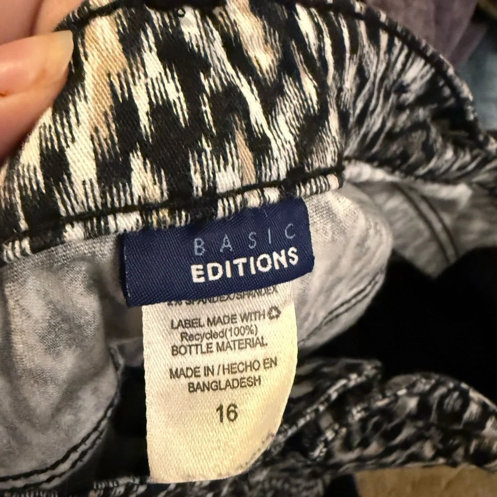 Patterned Capris - Picture 3 of 3